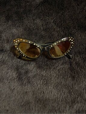 Vintage Rhinestone Cat Eye Sunglasses in Black with Amber Lenses